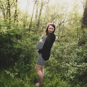 Old Navy stretch maternity dress size small,  excellent used condition.